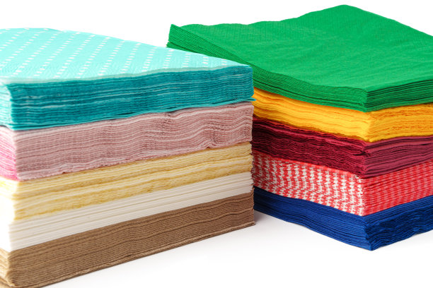 两叠白色背景的彩色餐巾纸图片下载