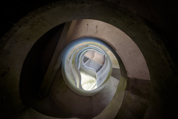 一个有机形状的楼梯井的抽象照片图片下载