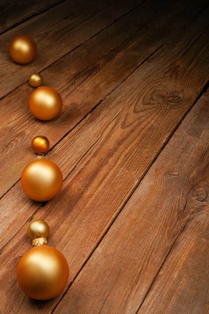 的背景图片。新年风格的桌面壁纸。木制照片背景与圣诞树玩具。新年，节日，欢乐。新年概念。图片下载