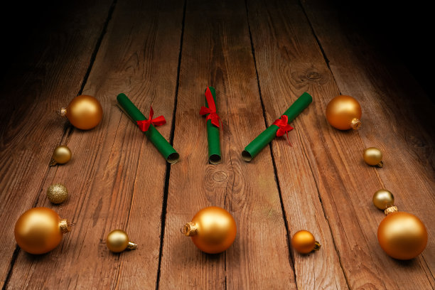 的背景图片。新年风格的桌面壁纸。木制照片背景与圣诞树玩具。新年，节日，欢乐。新年概念。图片下载