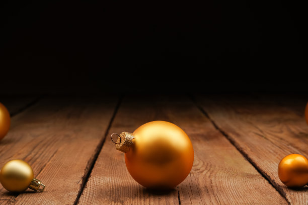 的背景图片。新年风格的桌面壁纸。木制照片背景与圣诞树玩具。新年，节日，欢乐。新年概念。图片下载