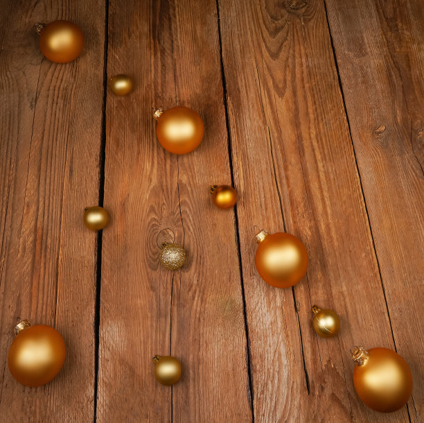 的背景图片。新年风格的桌面壁纸。木制照片背景与圣诞树玩具。新年，节日，欢乐。新年概念。图片下载