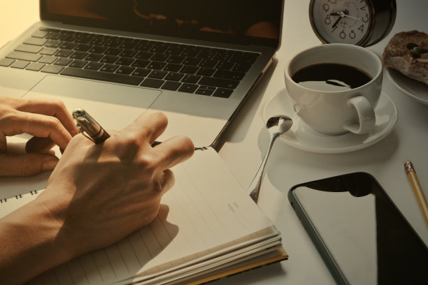 咖啡杯热，早上用笔记本电脑工作图片下载