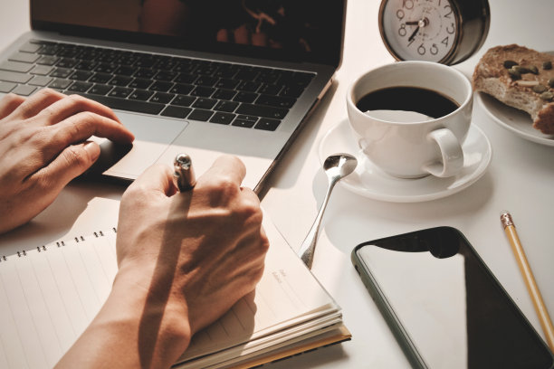 咖啡杯热，早上用笔记本电脑工作图片下载