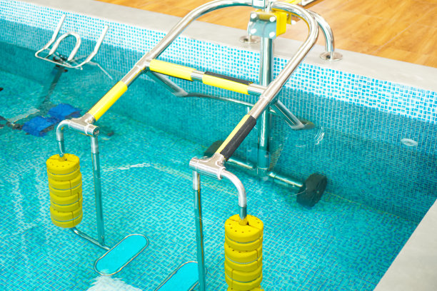 图为在水疗池中锻炼大腿肌肉的Aqua strider设备。图片下载