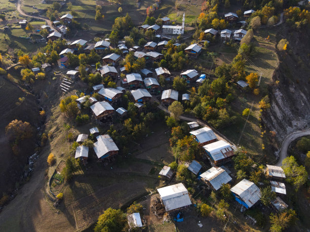 秋天的萨夫萨特黑湖(萨夫萨特卡拉戈尔)和萨夫萨特村无人机照片，土耳其阿特温(土耳其语)图片下载