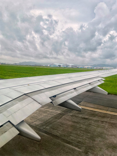 这是飞机降落时拍摄的照片，当时正值雨季初期，天空多云，太阳也没有升起。图片下载