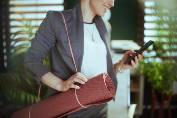 使用智能手机应用程序拍摄现代商业女性工作特写图片下载