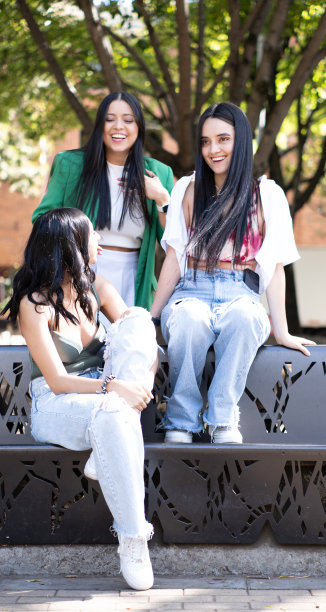 三个朋友在公园聊天的照片图片下载