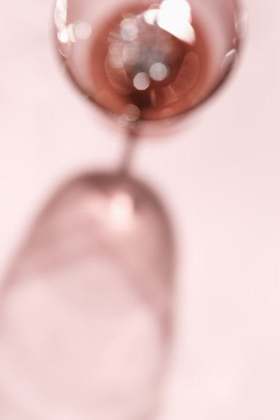 酒杯散焦，红酒模糊的背景与光眩，光学模糊，散景。俯视图美学静物照片酒精饮料艺术风格的酒庄，酒单，复制空间。图片下载