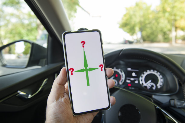 在一个陌生的城市和乡村开车。选择运动方向的问题。图片下载