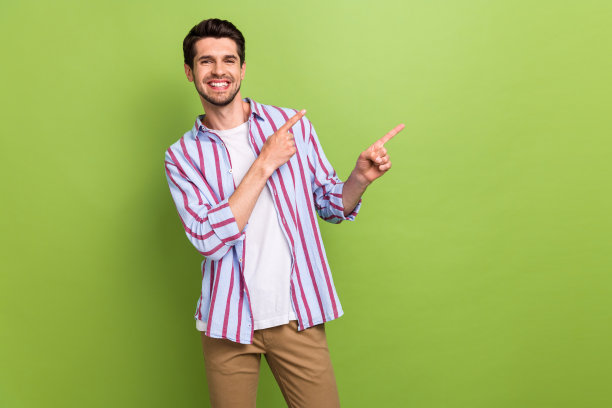 年轻英俊的男子模特的照片指导手指空白的有用提示如何安全您的密码隔离在绿色背景图片下载