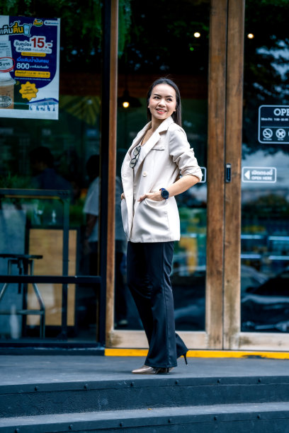 肖像亚洲女商人专业灰色西装在咖啡馆的背景。商业库存照片。图片下载