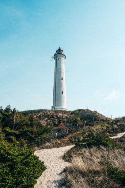 春天丹麦西海岸的林维格灯塔。高质量照片图片下载