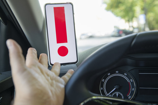 开车时的错误和不注意。在一个陌生的城市里导航失灵。图片下载