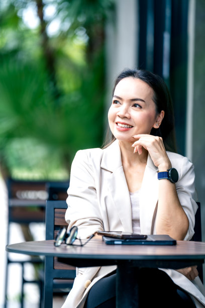 肖像亚洲女商人专业灰色西装在咖啡馆的背景。商业库存照片。图片下载