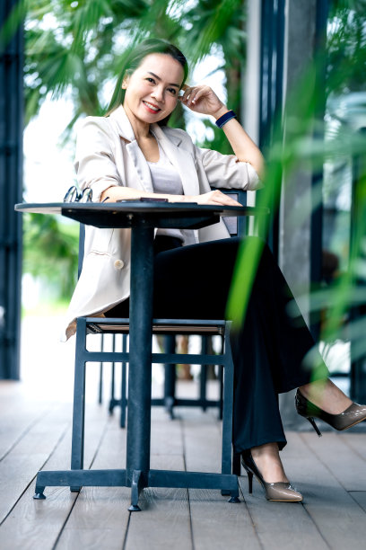 肖像亚洲女商人专业灰色西装在咖啡馆的背景。商业库存照片。图片下载