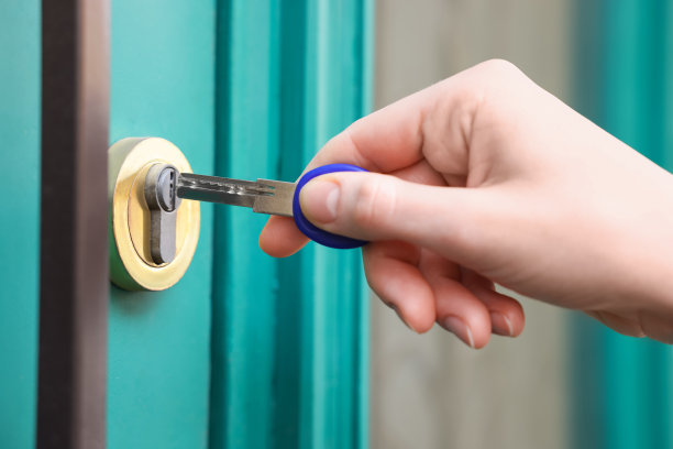 女人在户外用钥匙开门，特写图片下载