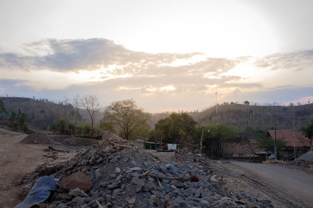这块岩石里有大量的地雷图片下载