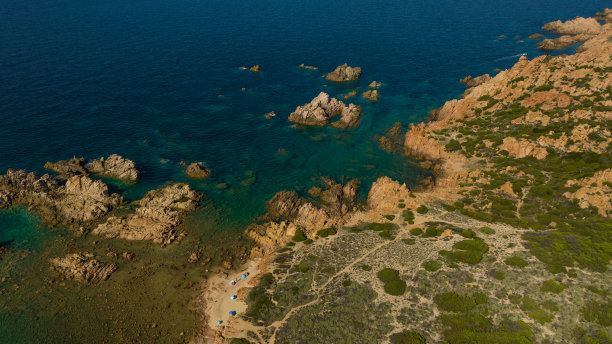撒丁岛西北部迪卡拉的岩石和沙滩。无人机在晴天拍摄的照片。图片下载