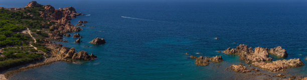 撒丁岛西北部迪卡拉的岩石和沙滩。无人机在晴天拍摄的照片。图片下载