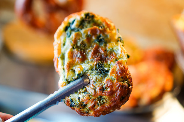 一条刚从烤箱里拿出来的烤菠菜奶酪面包的特写照片。图片下载