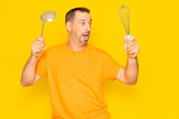 照片肖像的疯狂无忧无虑的胡子西班牙人跳舞与厨房用具孤立在鲜艳的黄色背景。图片下载