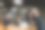 和慈子在一起的同事谈论工作中的项目图片下载