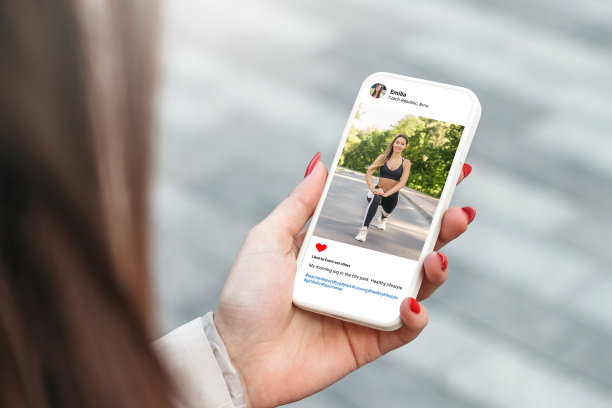 做早操的女人看着手机上漂亮模特的照片图片下载