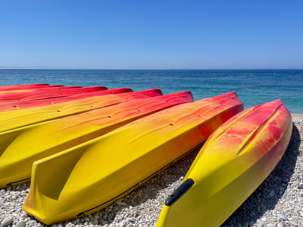 在沙滩上划皮艇的概念照片。在岩石沙滩上划独木舟。特写照片。副本的空间。图片下载