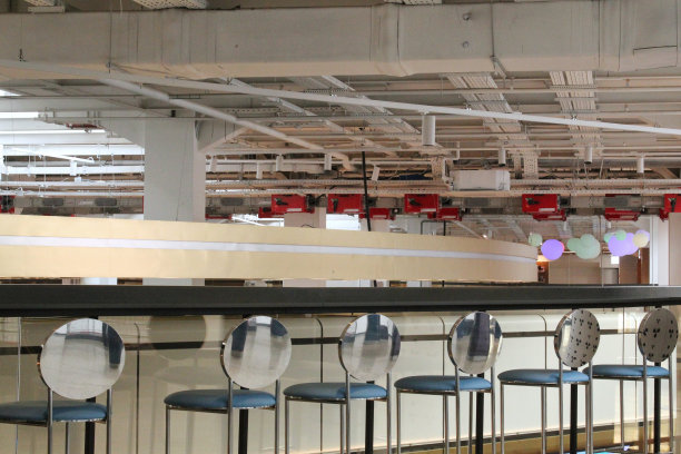 视野到空的咖啡馆-酒吧。现代办公室自助餐厅，阁楼风格，砖墙和混凝土柱。带餐厅的等候区。酒店大堂吧。图片下载