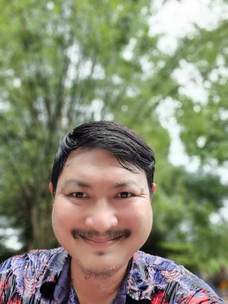 特写照片，穿着一件背面有模糊竹子图案的衬衫。图片下载