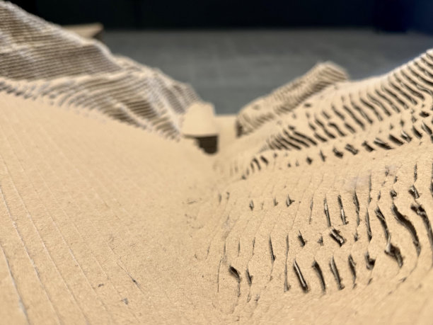 河床地质岩层的纸板模型图片下载