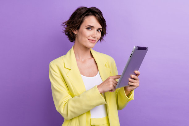 照片迷人的鲍勃棕色头发的女士穿着黄色石灰西装拿着平板电脑浏览互联网数据孤立的紫色背景图片下载