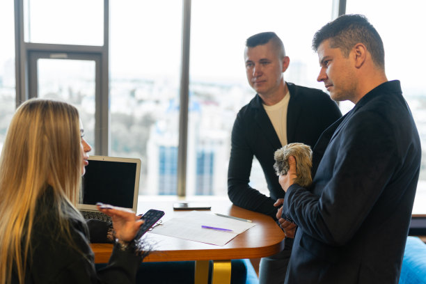 员工们与西施围坐在办公室的桌子旁开会图片下载