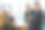 员工们与西施围坐在办公室的桌子旁开会图片下载
