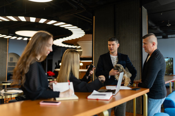 一名女子与同事和西施坐在办公桌旁图片下载