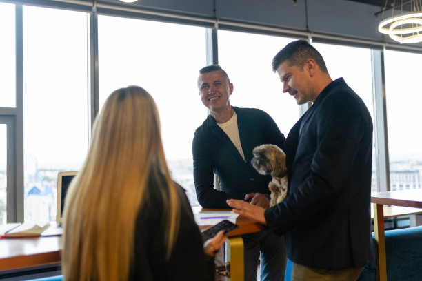 工作人员围着桌子站着小西施图片下载