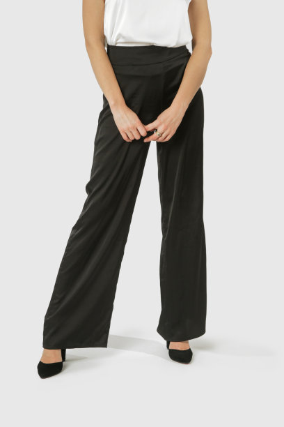 一系列的工作室照片，年轻的女模特穿着黑白丝绸服装，背心衬衫和宽腿裤图片下载