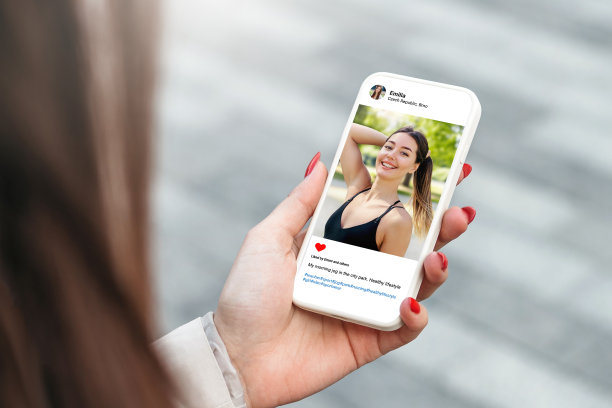 一个女人看着手机上美丽的模特的照片，有着苗条的身材图片下载