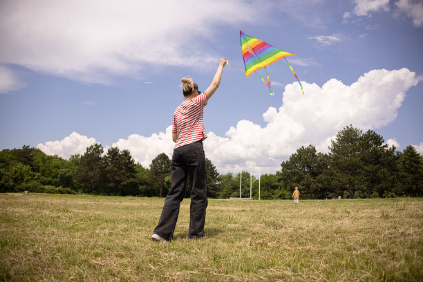 妈妈和珊，在大自然的快乐时光，亲密的照片。带着风筝奔跑的照片。图片下载