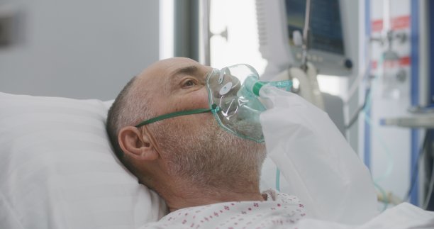 护士在医院里照顾年老的病人图片下载