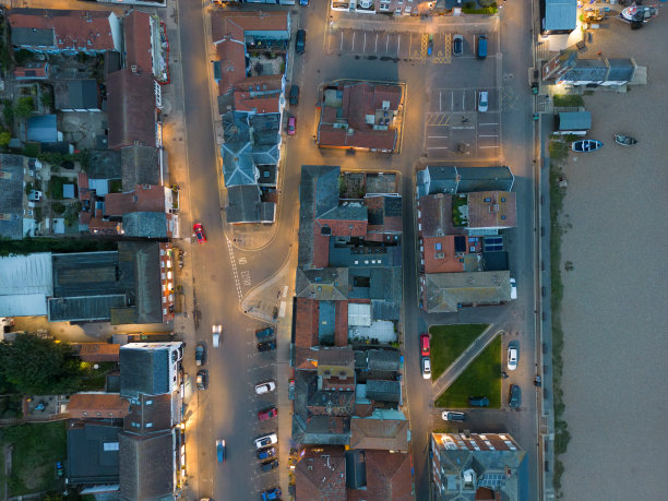 无人机俯瞰黄昏英国海滨小镇的照片。图片下载