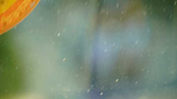 在透明玻璃上下雨的模糊照片图片下载