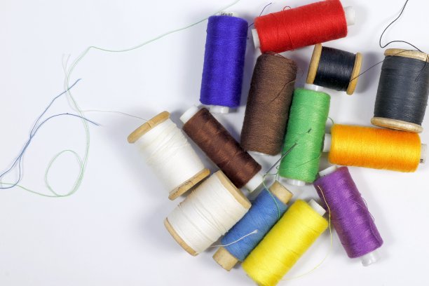 一套彩色线轴上的缝纫线，俯视图。图片下载