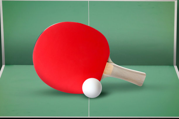 绿色乒乓球桌上的球拍和球图片下载