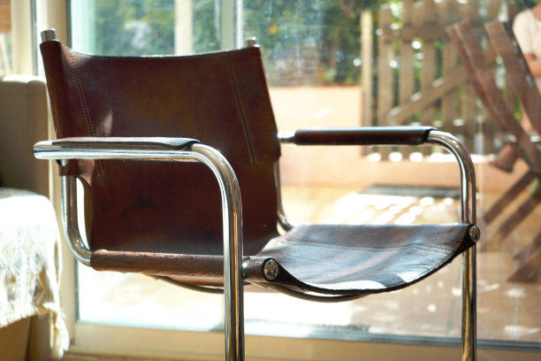 《阴影中的孤独:玛特·斯塔姆的遗产》由Mart Stam设计的Bulthaup S33复古椅子-库存照片图片下载