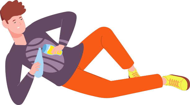 小男孩躺在地板上喝着新鲜的饮料图片下载