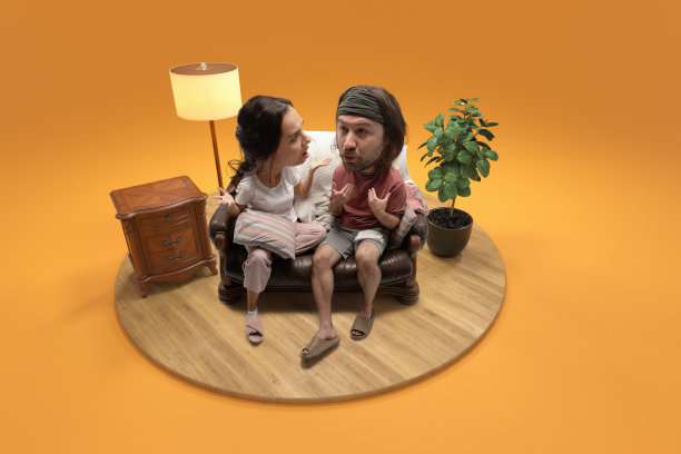 争吵的男人和女人，巨大的头和小身体坐在家里的沙发上，在房间孤立的橙色背景。3 d渲染岛。图片下载