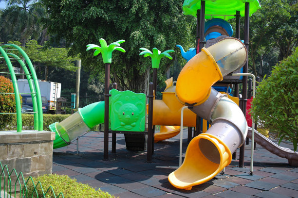 孩子们在公园里玩耍。幻灯片图片说明。图片下载